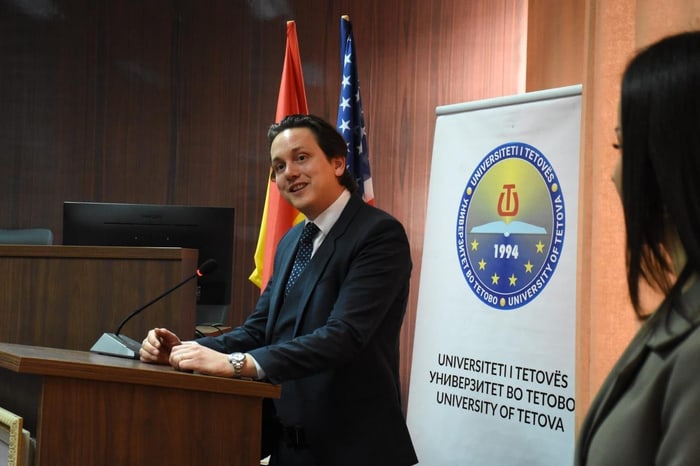 Adrian Dinkl beim Vortrag an der Universität Tetova in Nord-Mazedonien